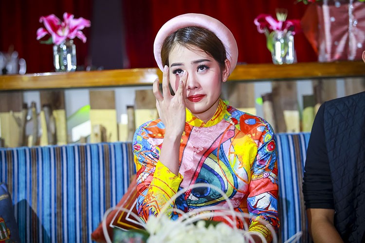 Hoa khoi Nam Em bat khoc khi trinh lang MV Tet sang-Hinh-7
